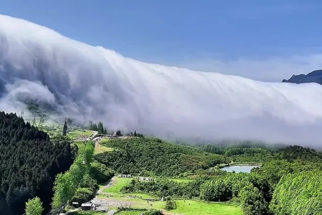 Облачный водопад в Китае