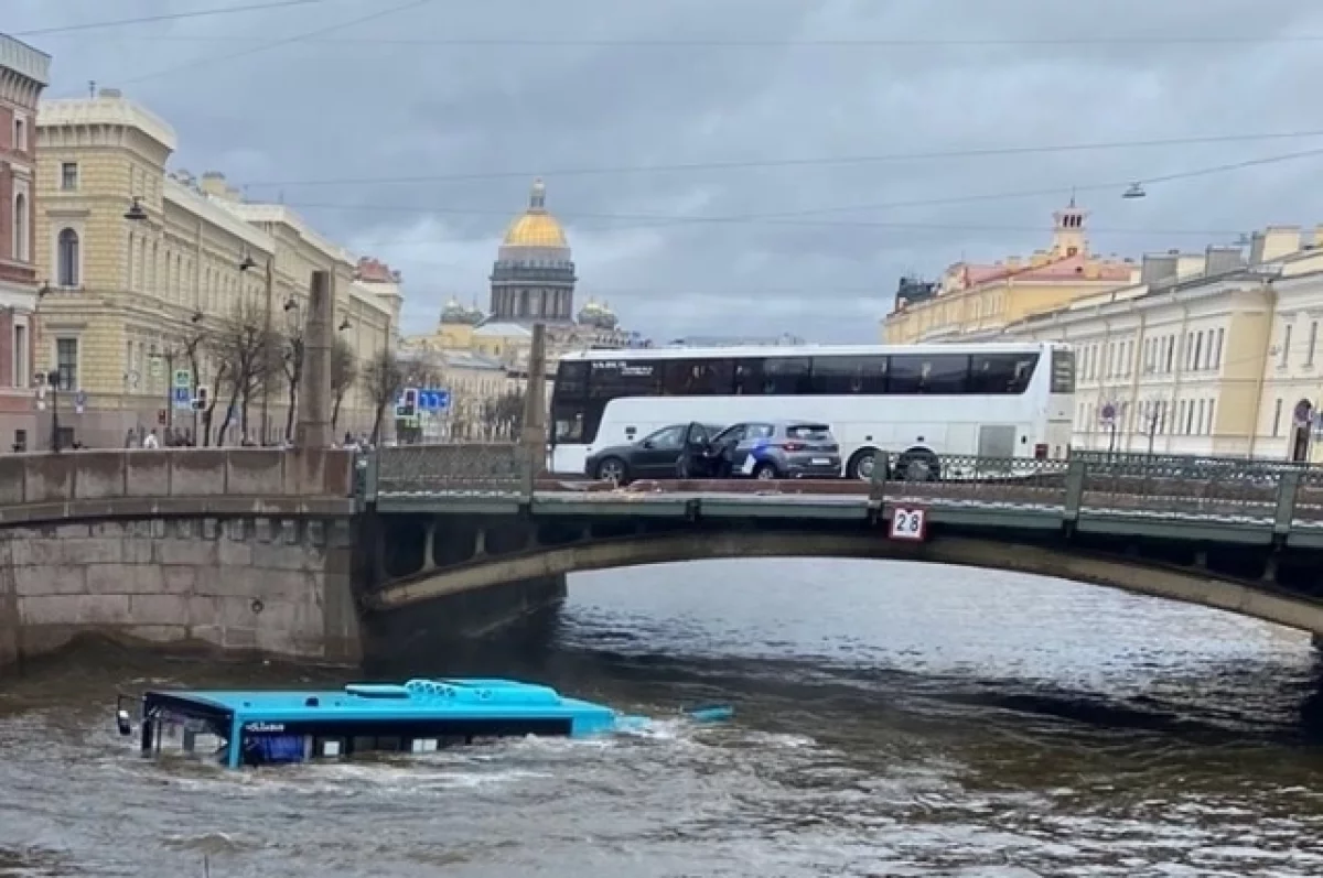 Минимум четыре человека погибли при падении автобуса в реку в Петербурге