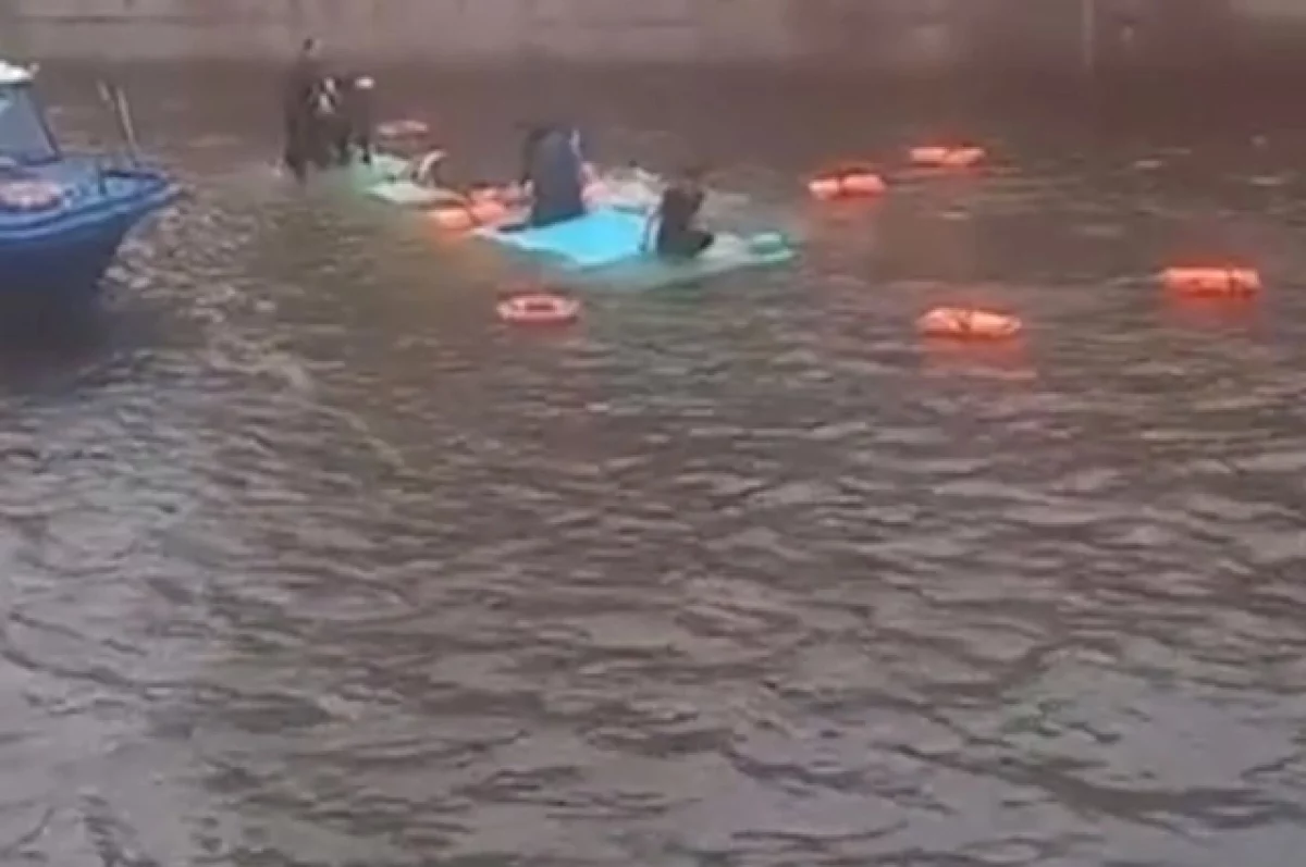 «112»: в Петербурге в упавшем в реку после ДТП автобусе погиб 1 человек