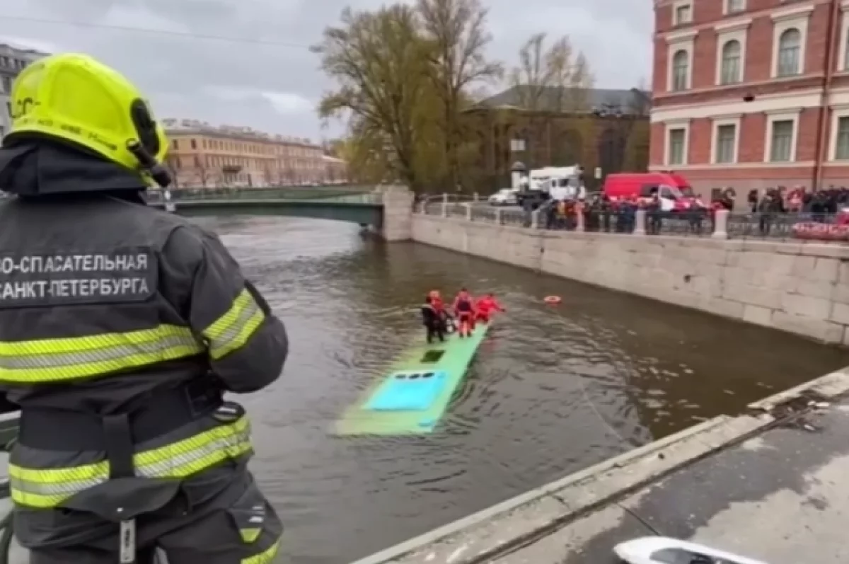Упавший в реку в Санкт-Петербурге автобус был исправен, заявили в компании