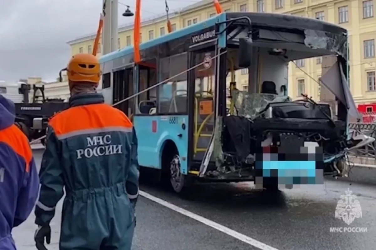 В офисах владельца упавшего с моста в Петербурге автобуса прошли обыски |  АиФ Санкт-Петербург