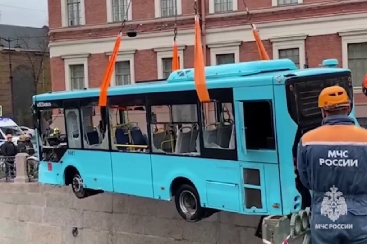 В Сети появились кадры подъема автобуса из реки Мойки в Петербурге