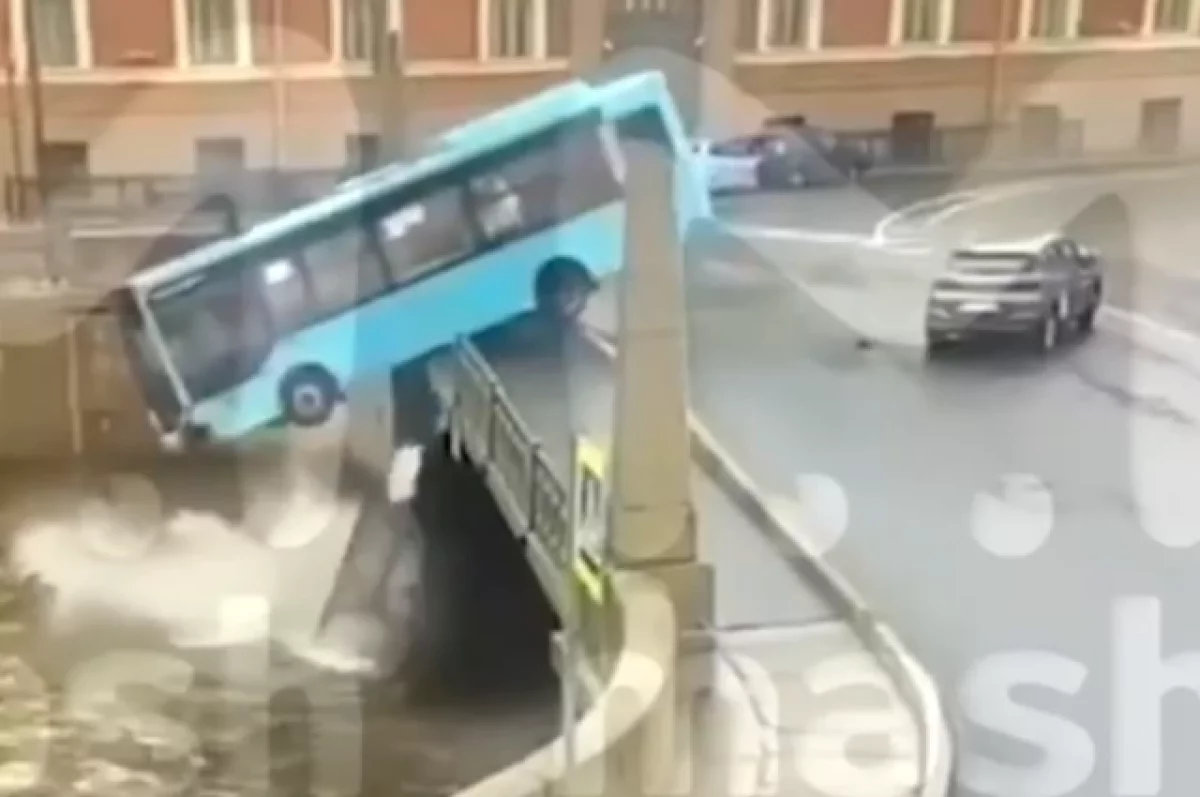 Упал автобус в мойку