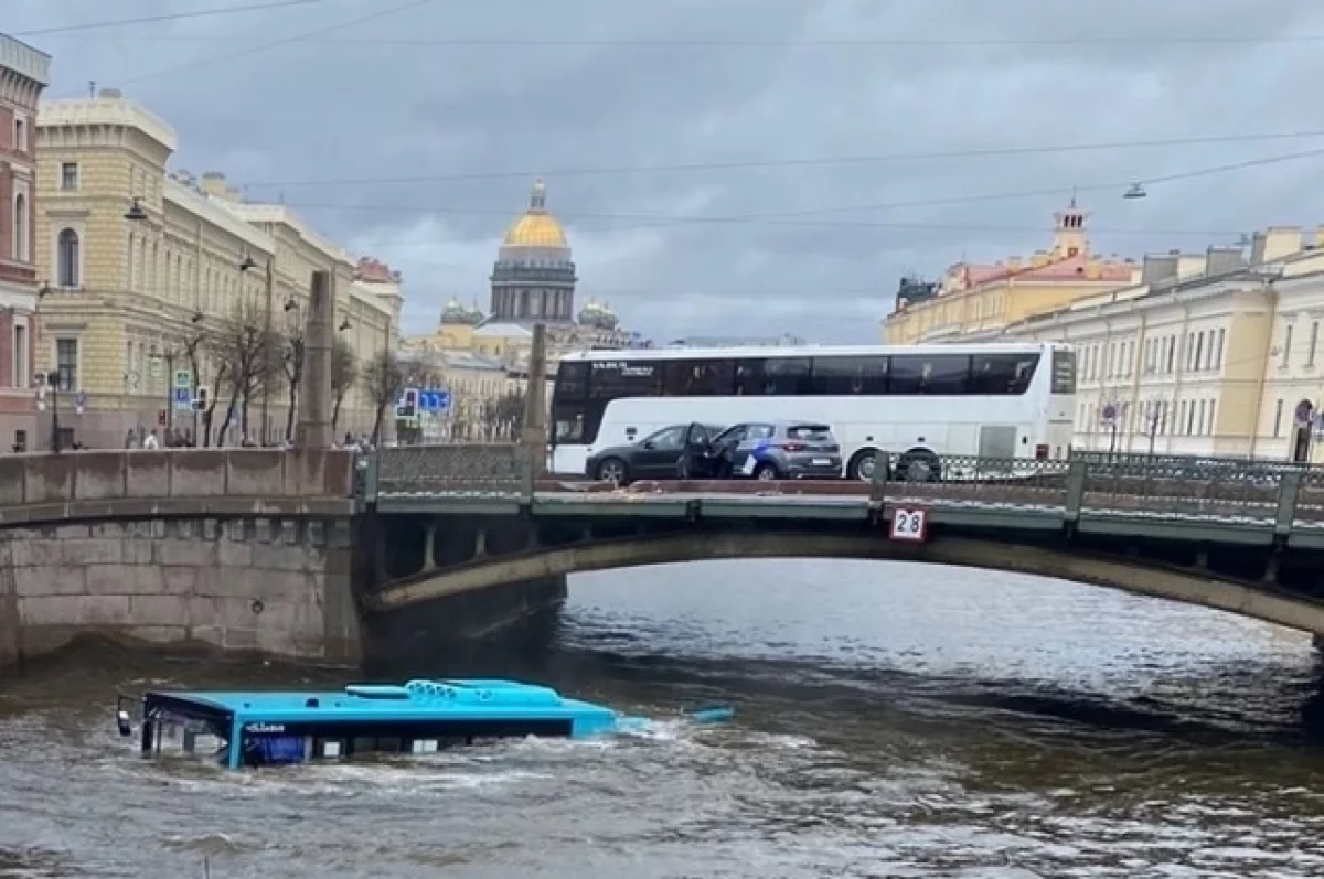 Число жертв ДТП с автобусом, упавшим в Мойку, выросло до семи человек | АиФ  Санкт-Петербург