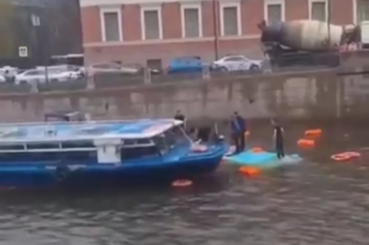 Москвич получил обморожение, спасая людей из затонувшего автобуса в Мойке