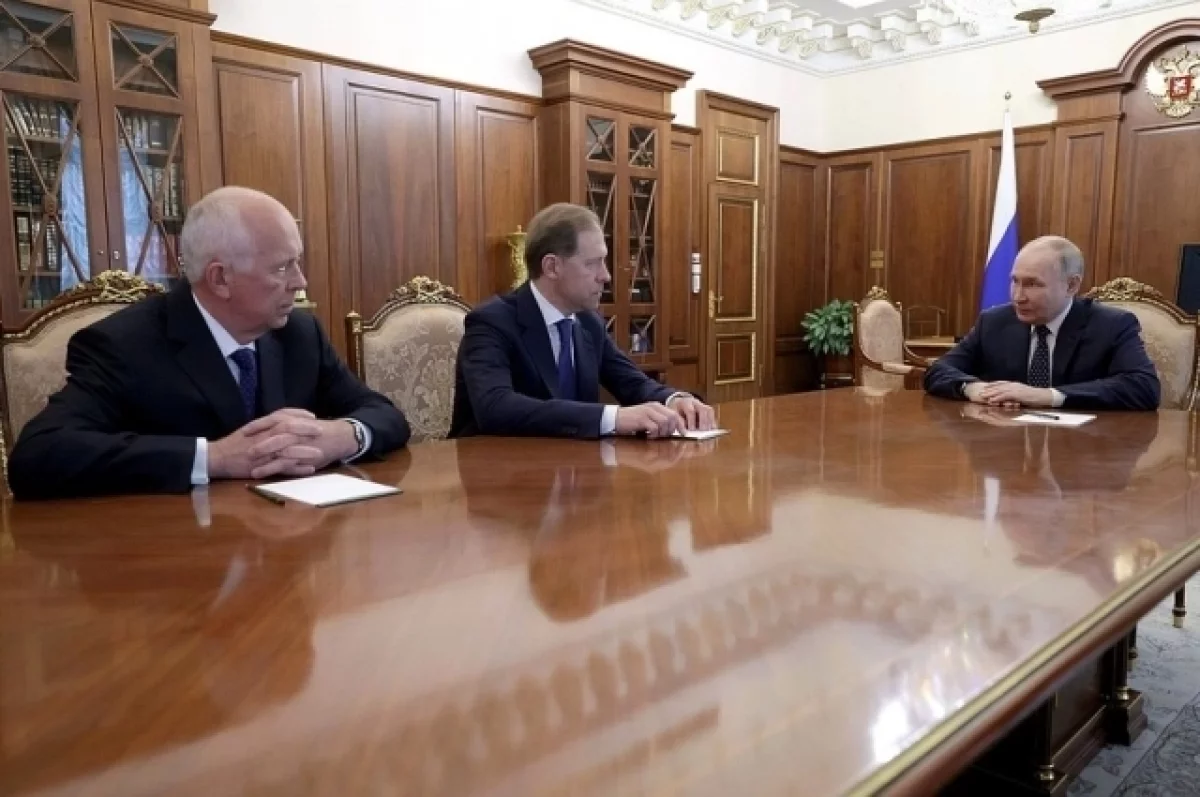 Путин провел рабочую встречу с Мантуровым и Чемезовым