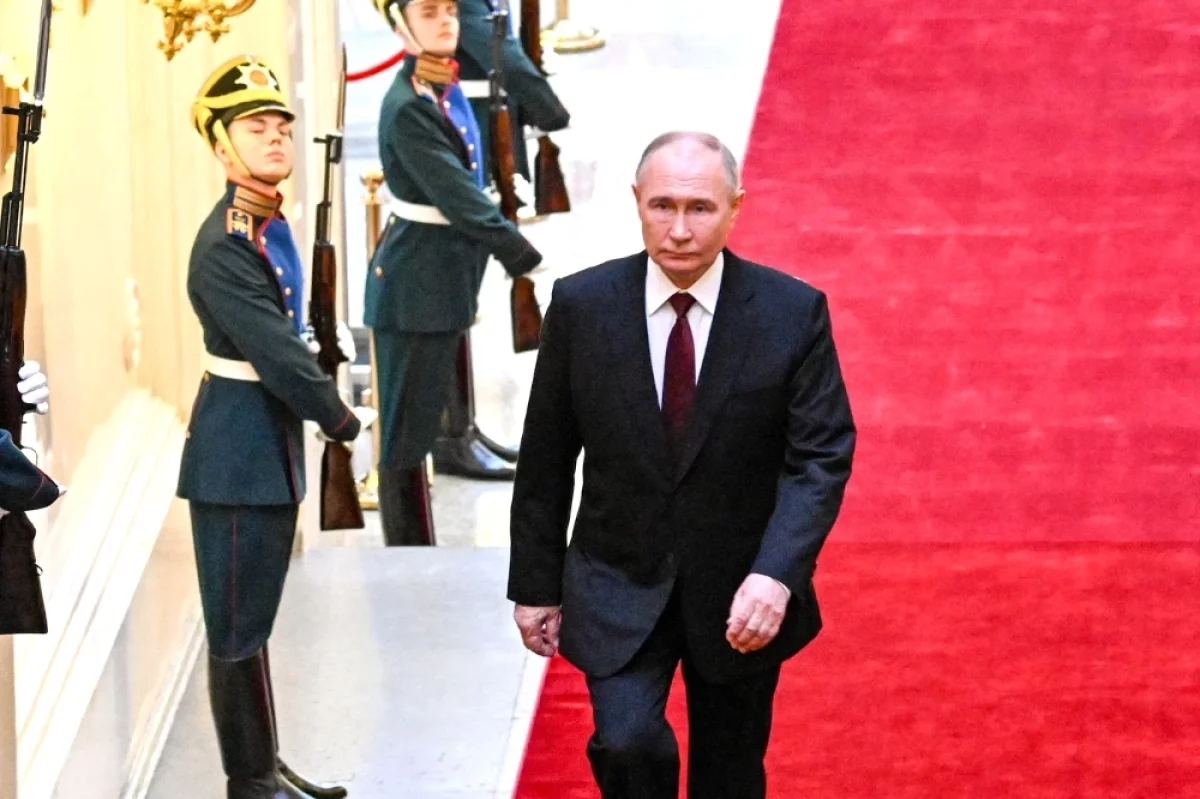 Путин перед инаугурацией рассматривал картину художницы Дарьи Веселовой