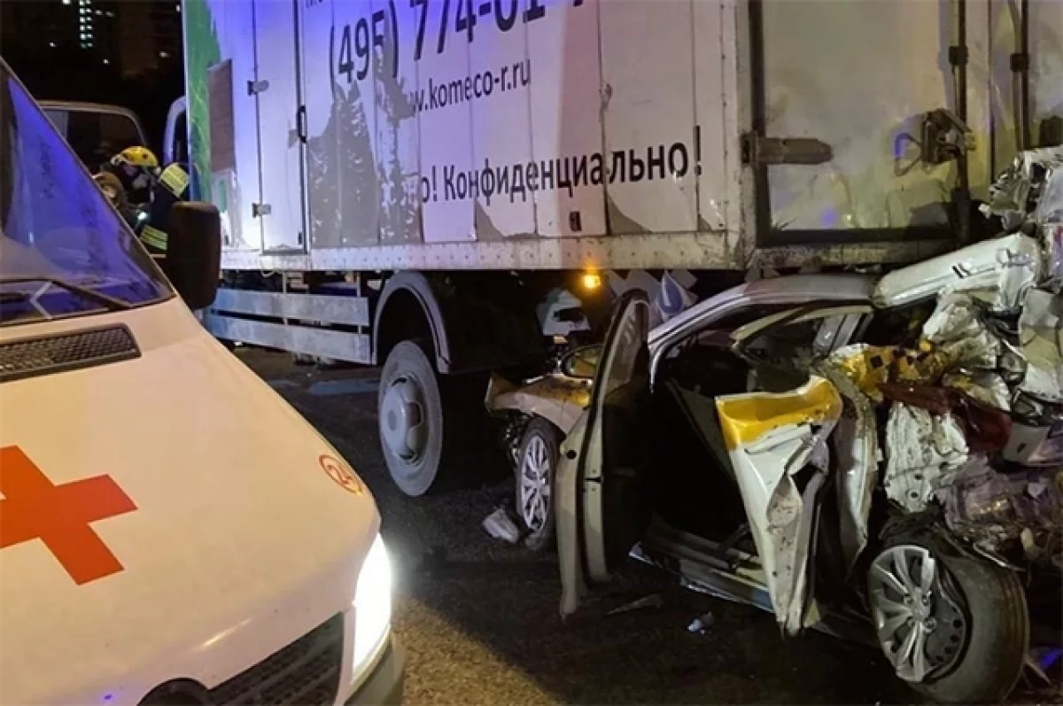 Тело изувечено. Пассажир такси погиб в массовом ДТП в Москве