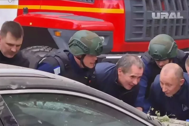 Губернатор Белгорода Вячеслав Гладков участвует в разборе завалов.