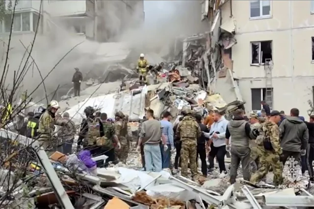 Спасательные работы на месте обрушения жилого дома в Белгороде