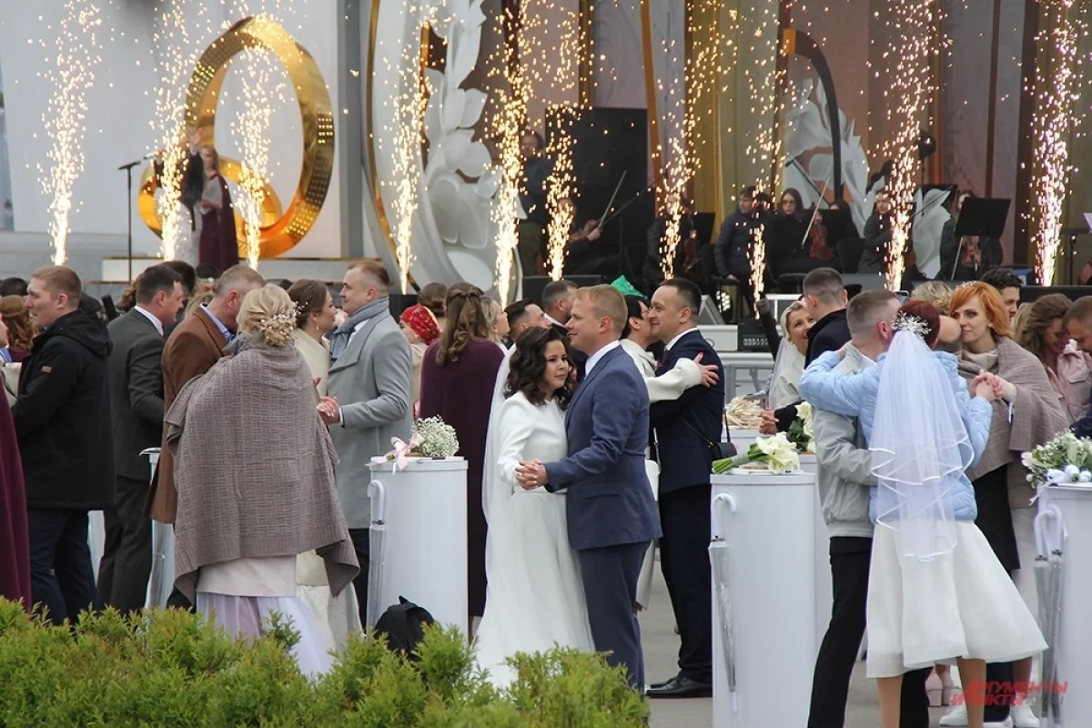 Самая большая свадьба! На выставке Россия расписалась 151 пара