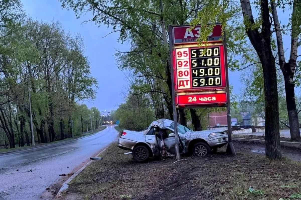 В Хабаровске парень и девушка на Toyota врезалась в щит АЗС, оба в больнице  | АиФ Хабаровск