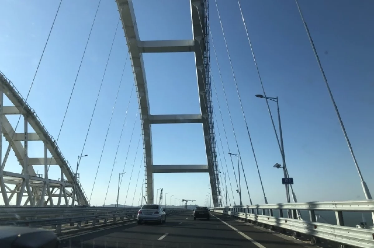 На Крымском мосту второй раз за день перекрыли движение транспорта