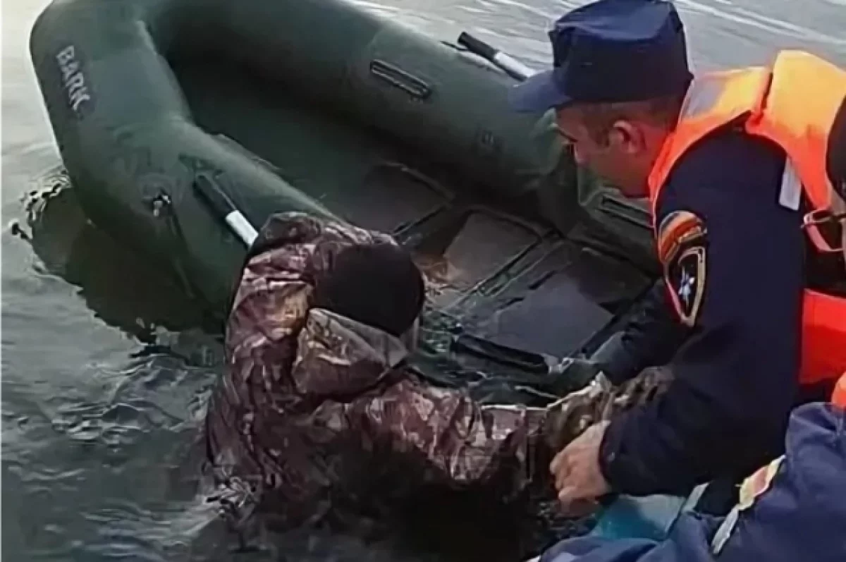 В Алтайском крае спасли рыбака, плывущего по реке на одной лишь коряге