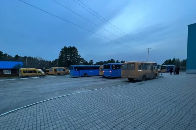 Автобусы, включая 29 школьных, прибыли в Усть-Ишим для эвакуации людей.