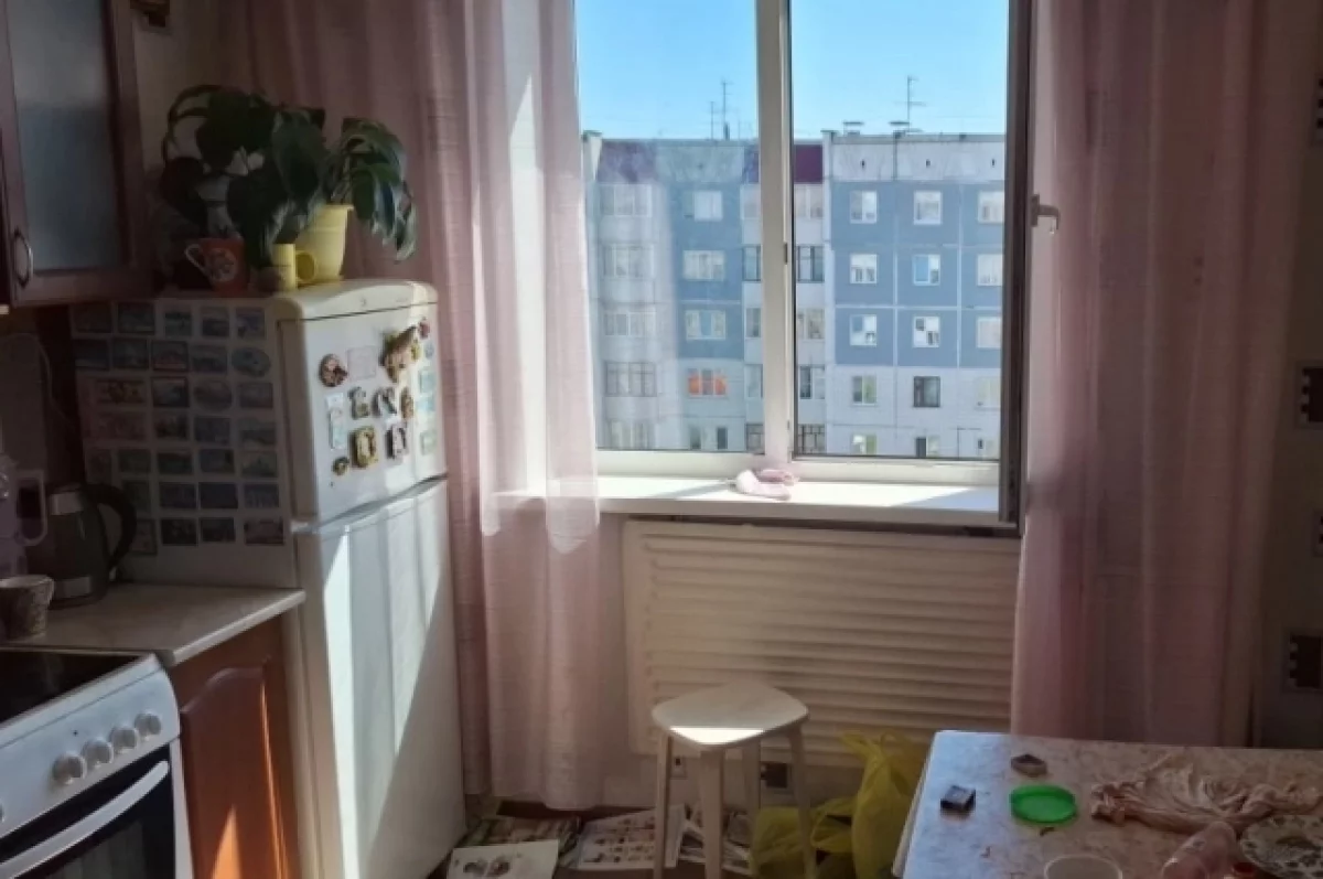 В Барнауле спасли маленького ребенка, который стоял на окне 9 этажа