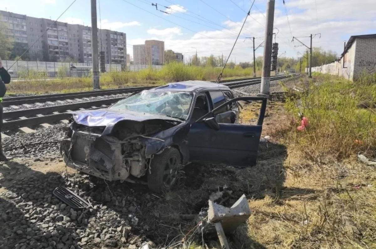 Поезд Воркута – Москва раздавил всмятку легковушку на переезде в Вологде |  АиФ Коми