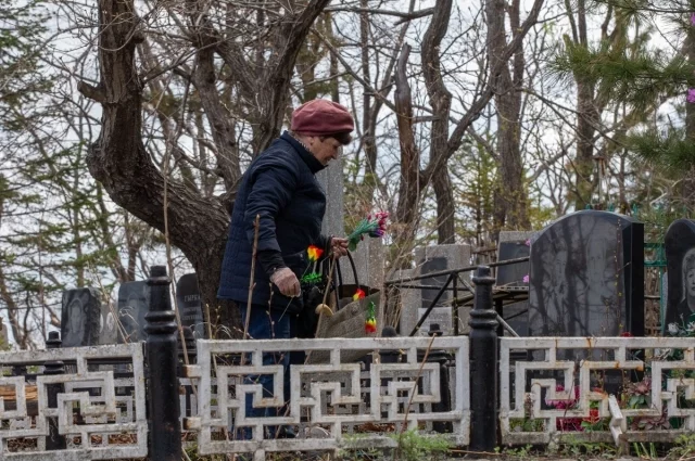 В саму Радоницу, конечно, не нужно, наводить порядок на кладбище, а сначала нужно прийти помолиться в церковь.