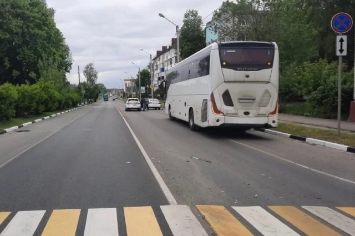 Автобус и пассажирская ГАЗель протаранили легковушки в Брянской области