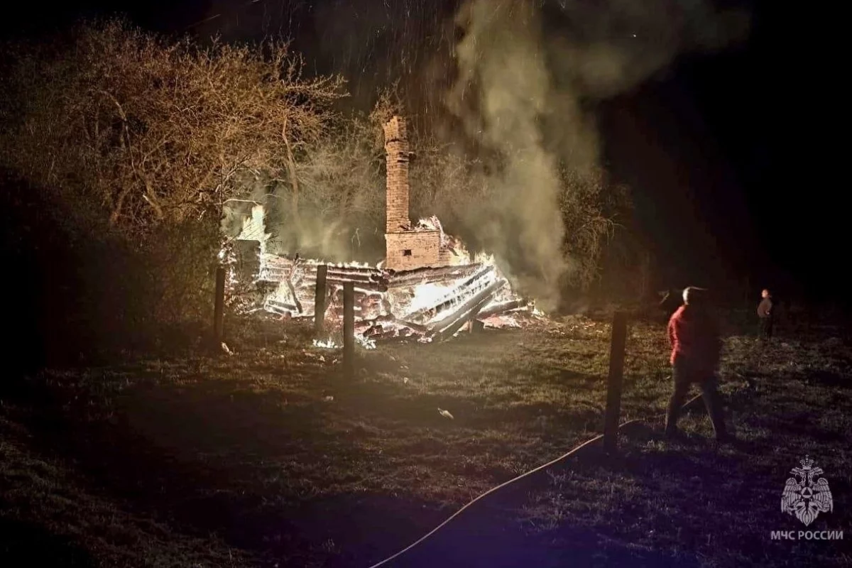 Два человека погибли на пожарах в жилых домах под Псковом за сутки | АиФ  Псков