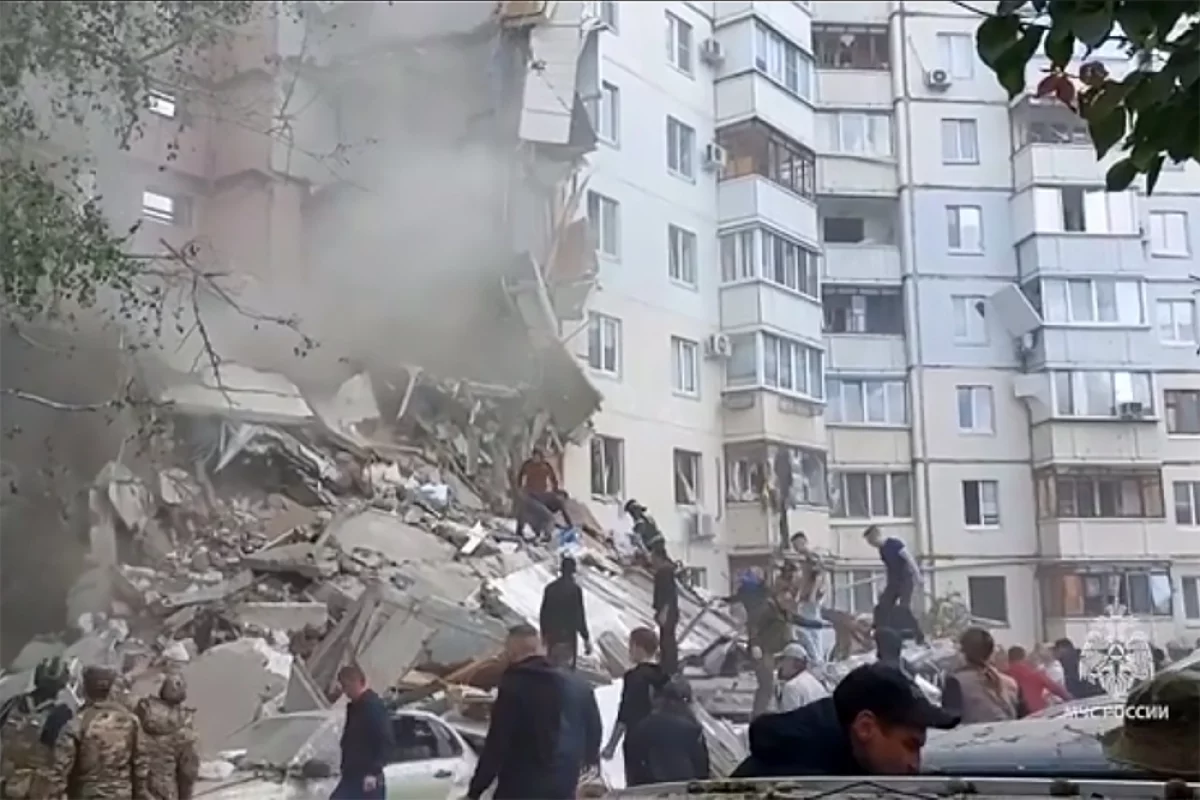 В Белгороде на месте разрушенного дома образовался стихийный мемориал