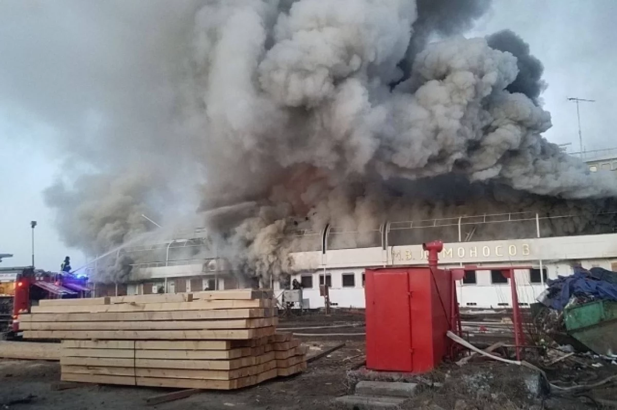 В Архангельске на находящемся на ремонте теплоходе начался пожар