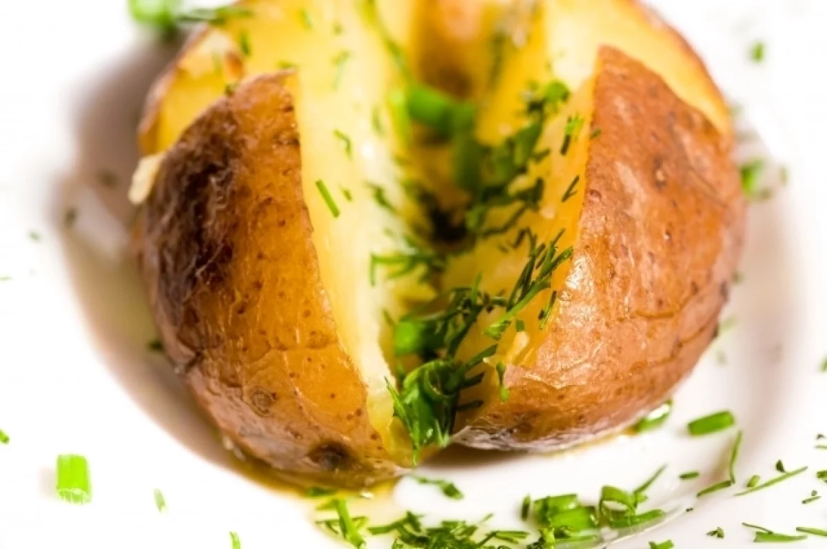 В фольге или в микроволновке. 6 способов запечь картошку
