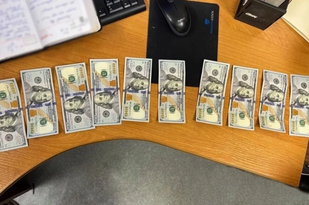 Сотрудник таможни на Алтае отказался крупной взятки в долларах