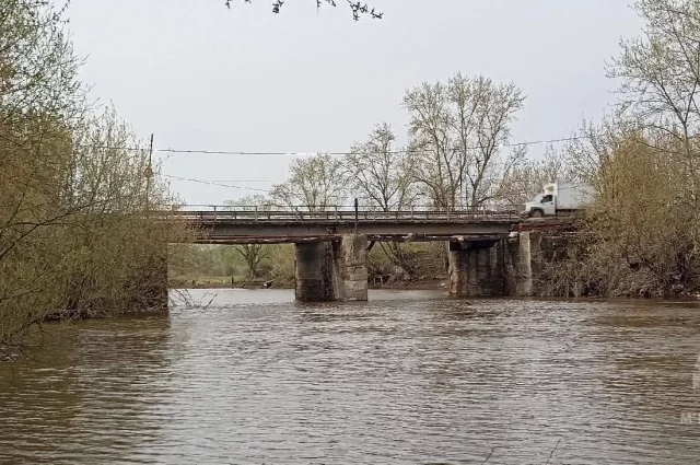 Девушка упала с моста через реку Уржумку