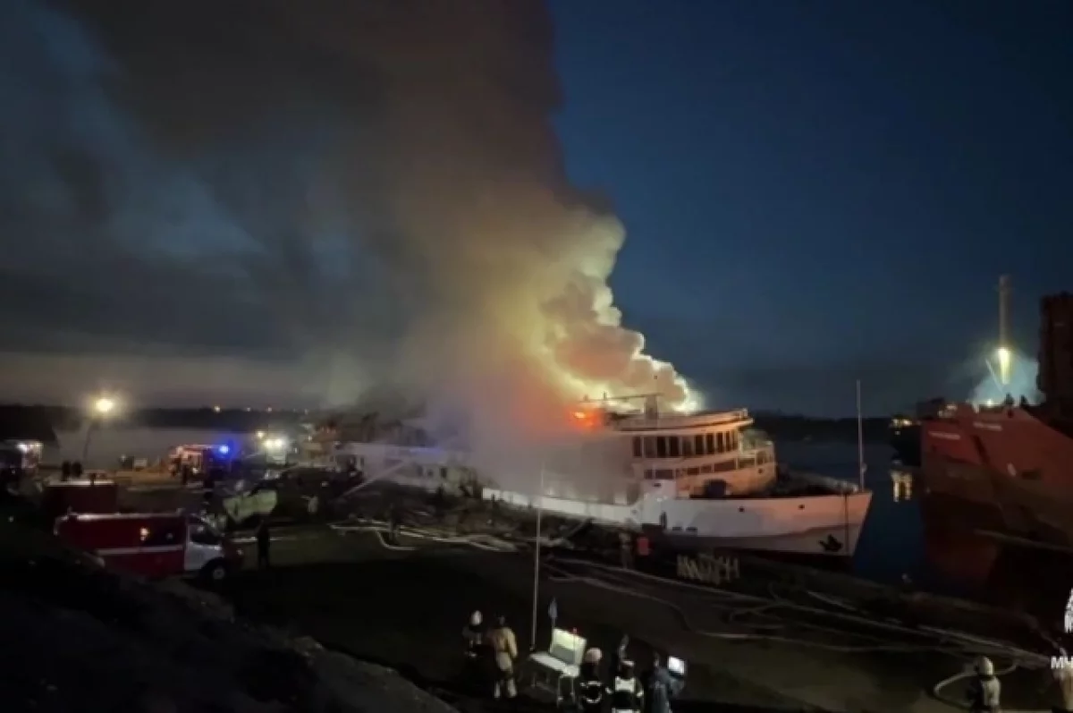 МЧС: пожар на теплоходе «Ломоносов» в Архангельске полностью потушен