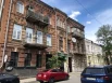 Дом на Суворова, 7 по нечетной стороне улицы внешне вполне целый.