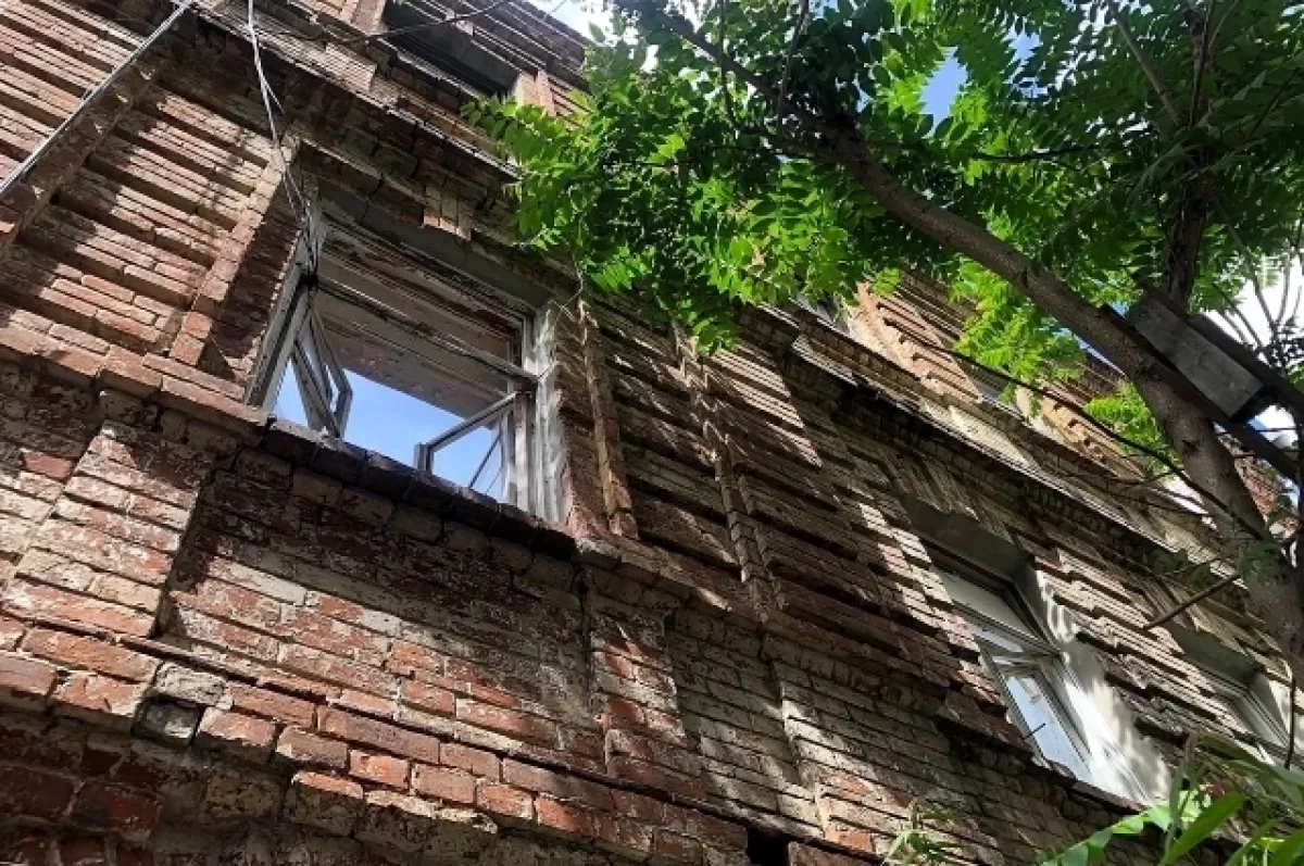 Власти Ростова объяснили, почему не был снесён дом с обрушившейся стеной