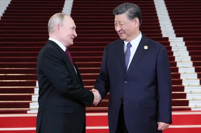 Владимир Путин и Си Цзиньпин (справа)