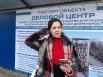 Жительница дома Лилия у баннера с информацией о будущей стройке рассказывает ее предысторию. 