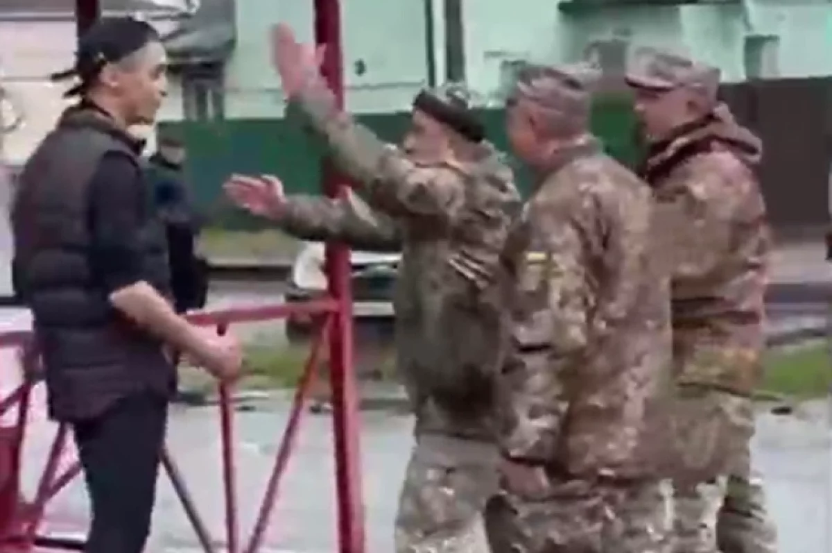 Нож, топор и кулаки. Украинцы стали жестче сопротивляться военкомам