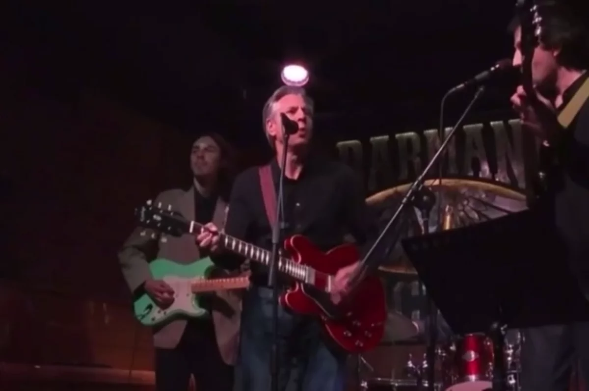 Блинкен сыграл на гитаре и спел с группой в баре в Киеве