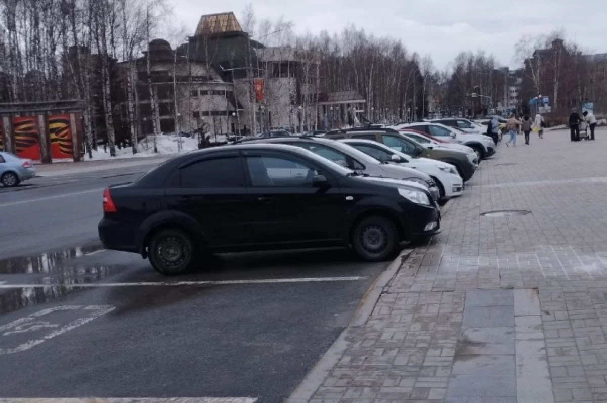 Сургутяне за парковку автомобилей на тротуаре заплатят штраф | АиФ Югра