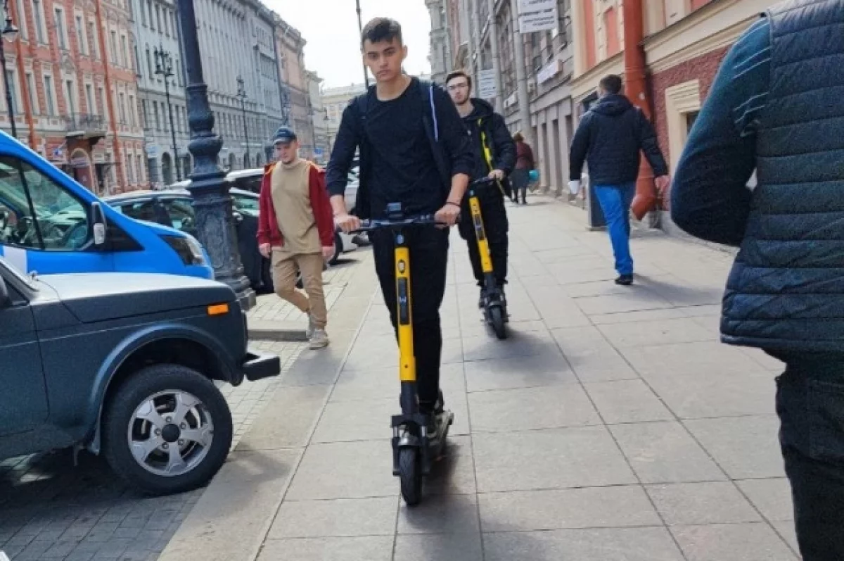 В Петербурге хотят запретить самокатчикам ездить по тротуарам и площадям |  АиФ Санкт-Петербург