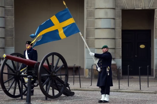 Шведский и украинский флаги похожи по цветовой гамме. 