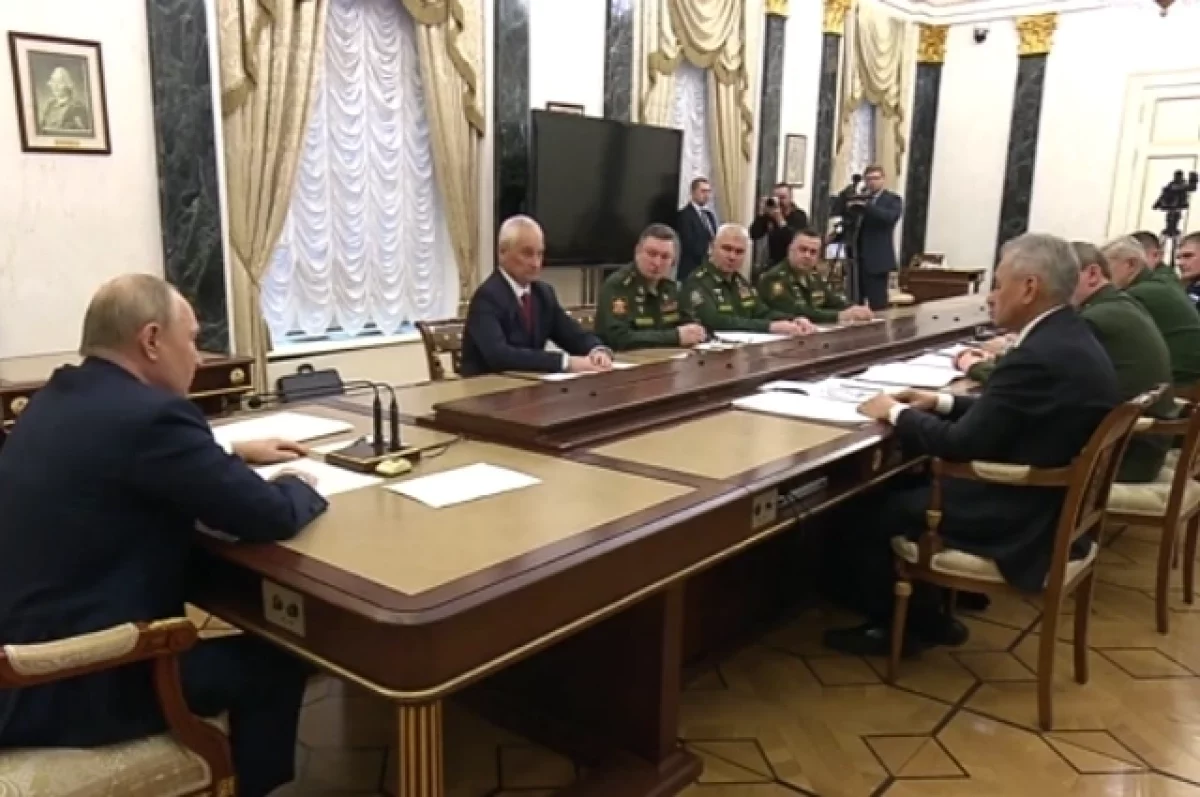 Путин лично поздравил с Днем Победы командующих военных округов
