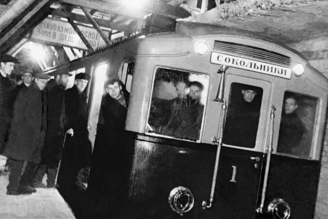 Первый поезд Московского метро совершает пробный рейс станции «Сокольники». 14.10.1934