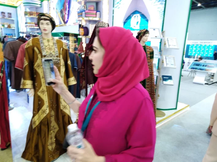 Роскошная национальная одежда и изделия ручной работы на выставке Туркменистана восхитили всех. 