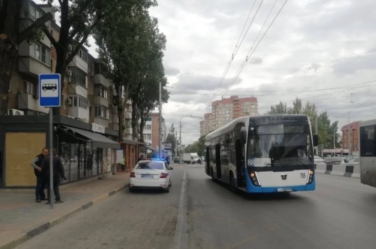 В Ростове пассажирка электробуса упала из-за начала движения | АиФ  Ростов-на-Дону