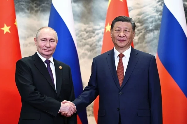 Президент России Владимир Путин и председатель КНР Си Цзиньпин во время встречи в Доме народных собраний в Пекине.
