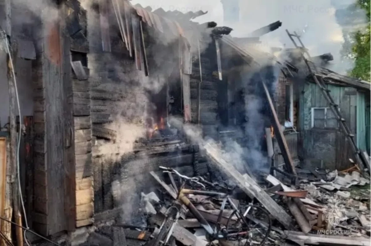 Утром 16 мая в брянских селах Усошки и Лопазна сгорели жилые дома