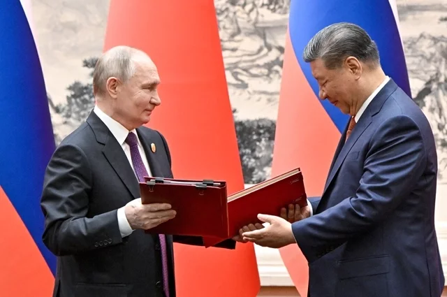 Президент России Владимир Путин и председатель КНР Си Цзиньпинь на церемонии подписания совместных документов
