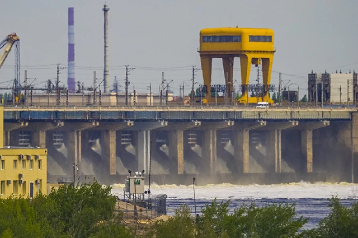 Повышенный сброс воды продлили на ГЭС под Волгоградом еще раз | АиФ  Волгоград