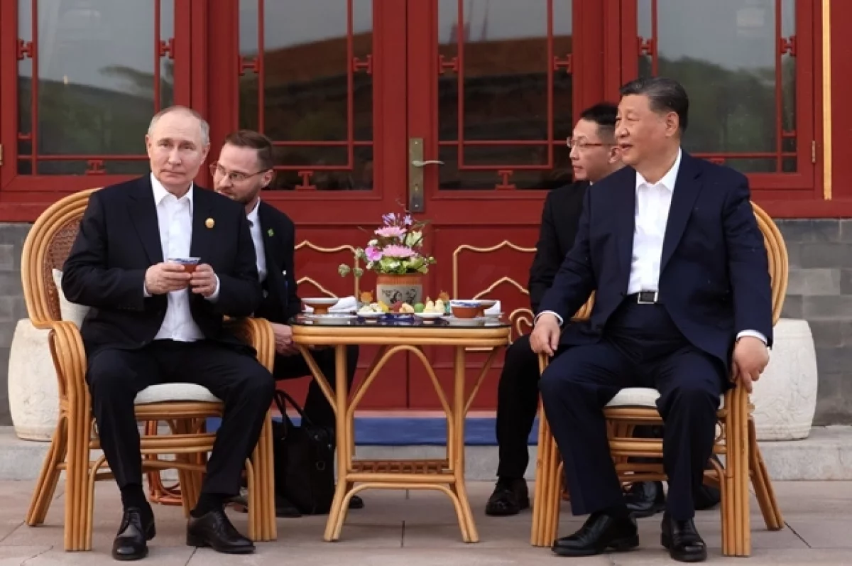 Калинка, деликатесы, водка. Си встречал Путина в Пекине по-русски