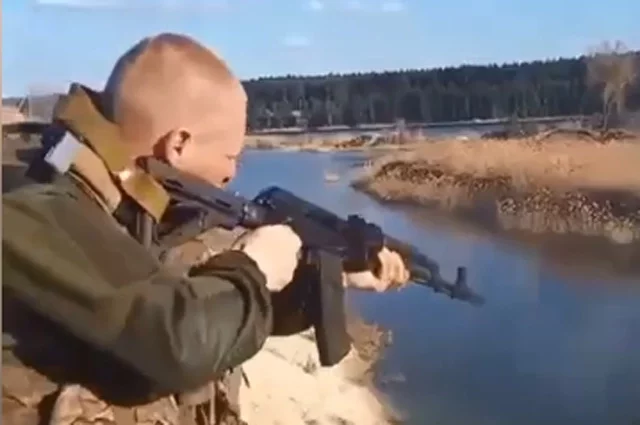 Украинский пограничник показал, как расстреливает уклонистов на реке Тиса.