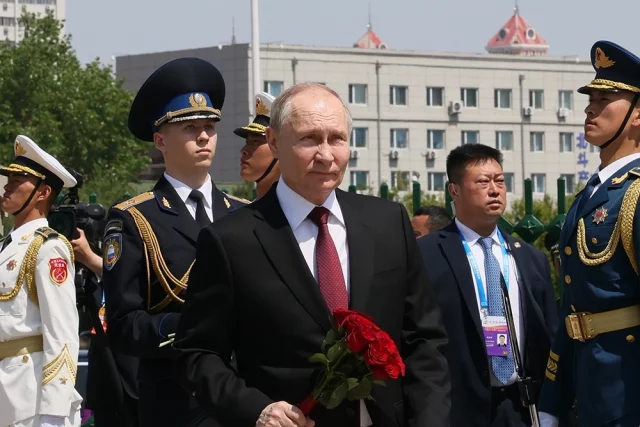 Владимир Путин возложил цветы к памятнику советским воинам в Харбине
